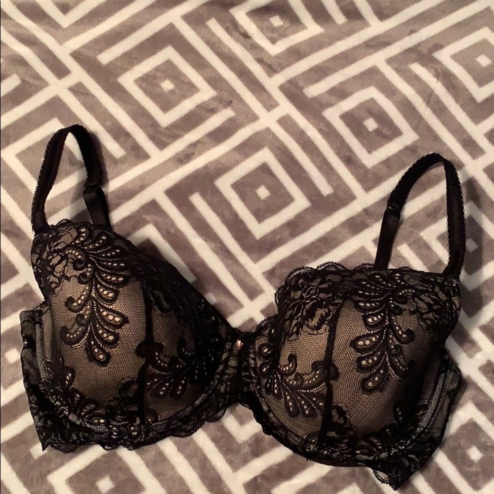 Le mystere black lace with cream under tone